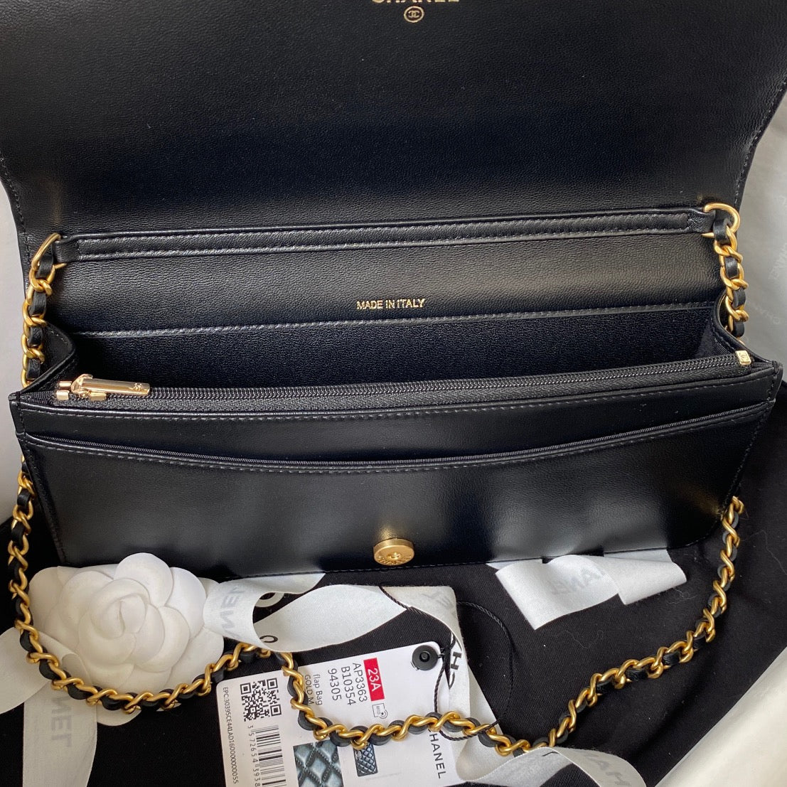 ⚜️Chanel 23A hot style 🖤Underarm baguette bag AP3363