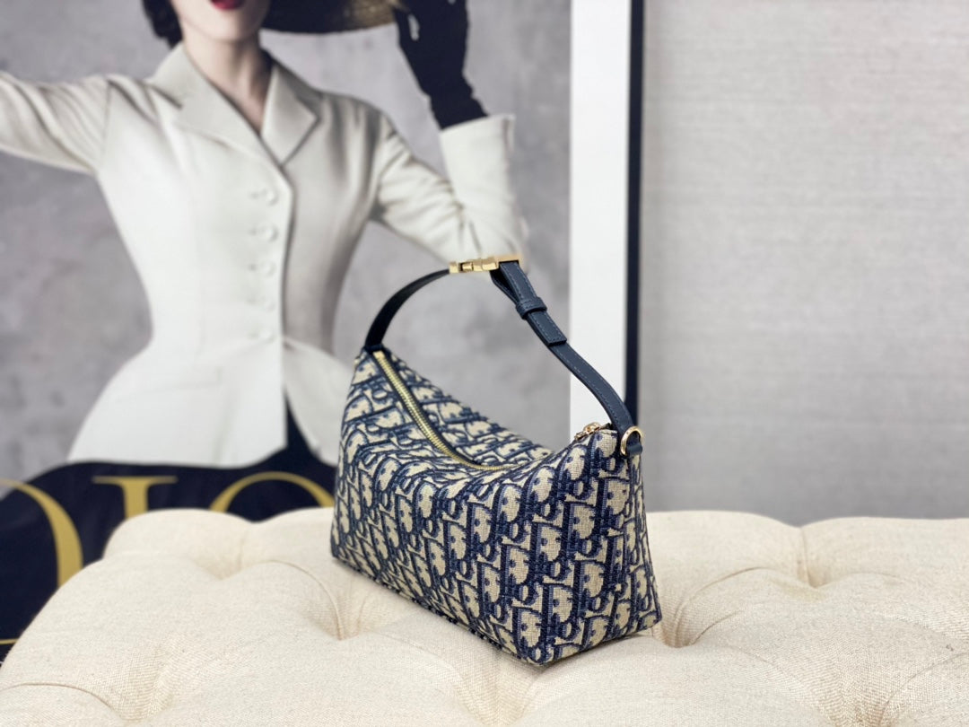 The face value is too grassy🌱 Totally fascinated again 〰️ Dior's bag is simply not too fairy •ᴥ• 3103