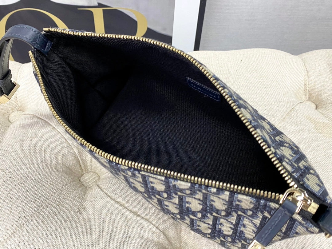 The face value is too grassy🌱 Totally fascinated again 〰️ Dior's bag is simply not too fairy •ᴥ• 3103