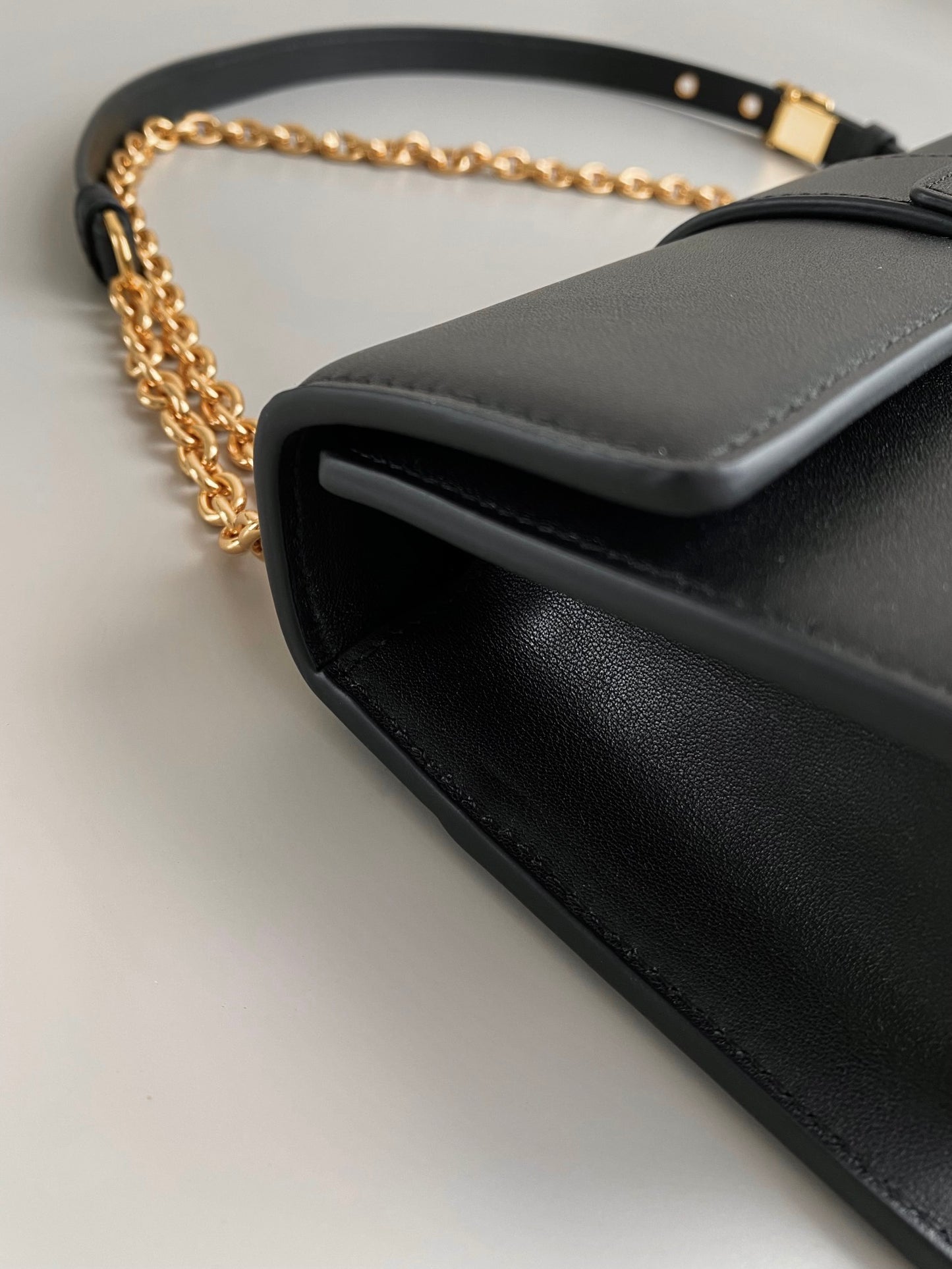 ๐๐ถ๐ผ๐ฟ ๐ ๐ผ๐ป๐๐ฎ๐ถ๐ด๐ป๐ฒMontaigne 30 full leather chain terms