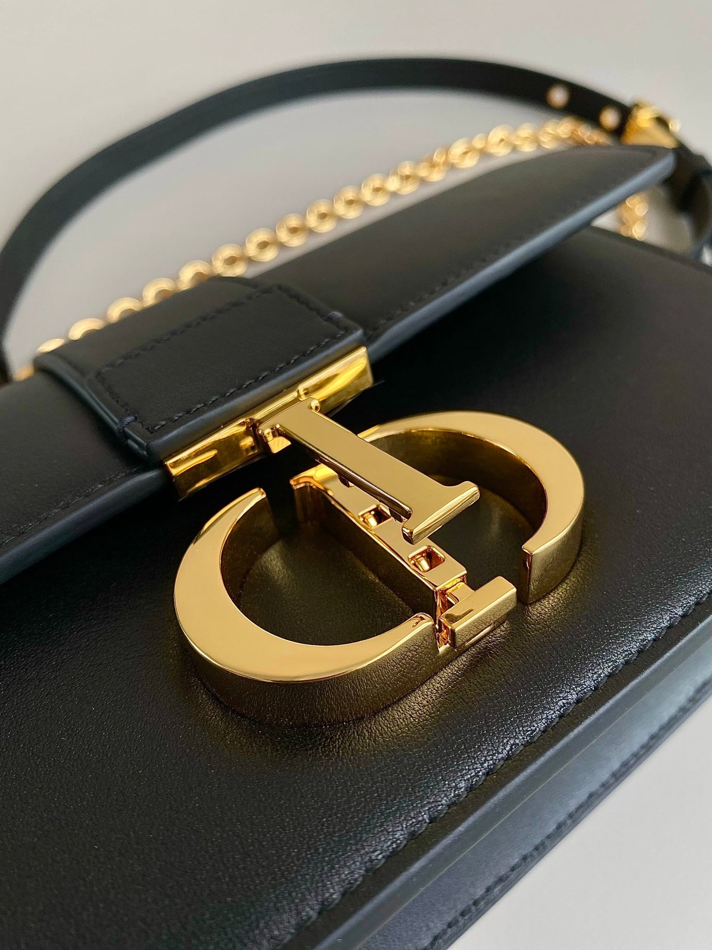 ๐๐ถ๐ผ๐ฟ ๐ ๐ผ๐ป๐๐ฎ๐ถ๐ด๐ป๐ฒMontaigne 30 full leather chain terms