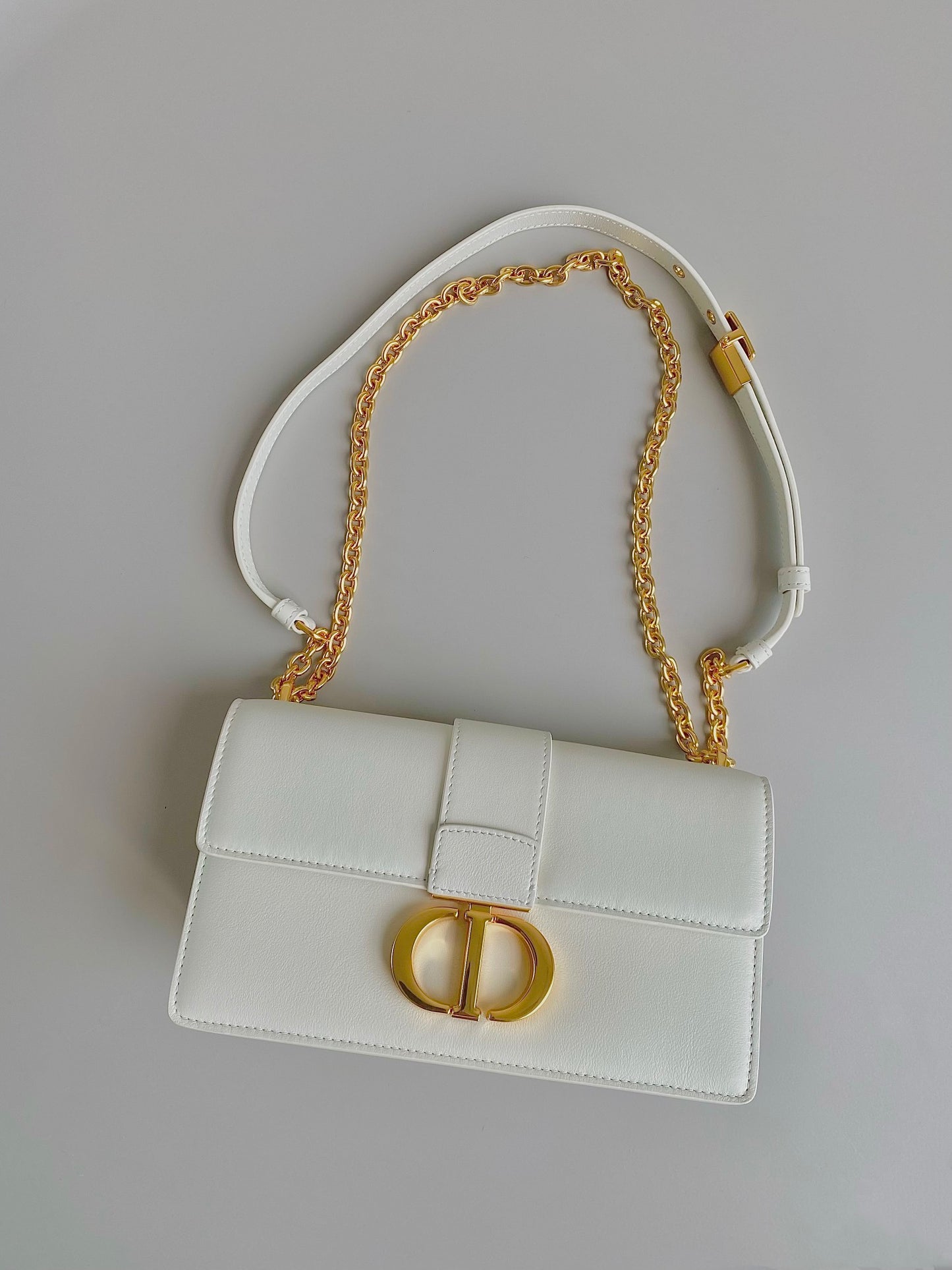 ๐๐ถ๐ผ๐ฟ ๐ ๐ผ๐ป๐๐ฎ๐ถ๐ด๐ป๐ฒMontaigne 30 full leather chain terms