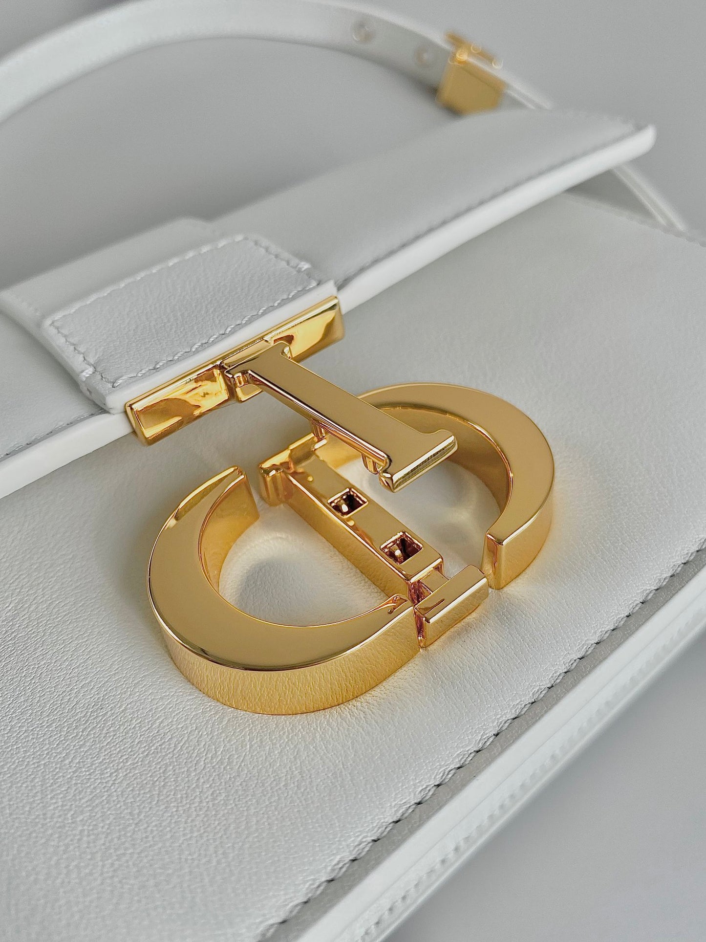 ๐๐ถ๐ผ๐ฟ ๐ ๐ผ๐ป๐๐ฎ๐ถ๐ด๐ป๐ฒMontaigne 30 full leather chain terms