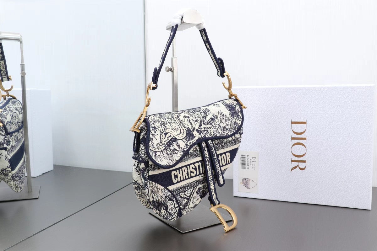 Spot goods! ️ DIO* Oblique Presbyopia Saddle Bag