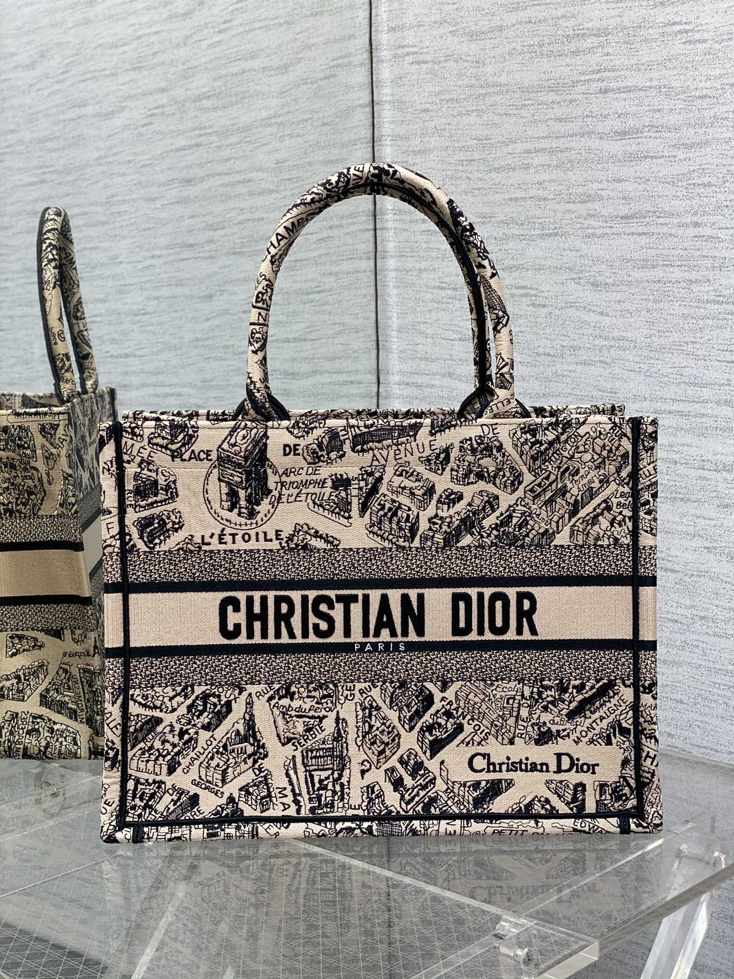 Medium spot‼ ️ Tote's latest Paris map series 💗,