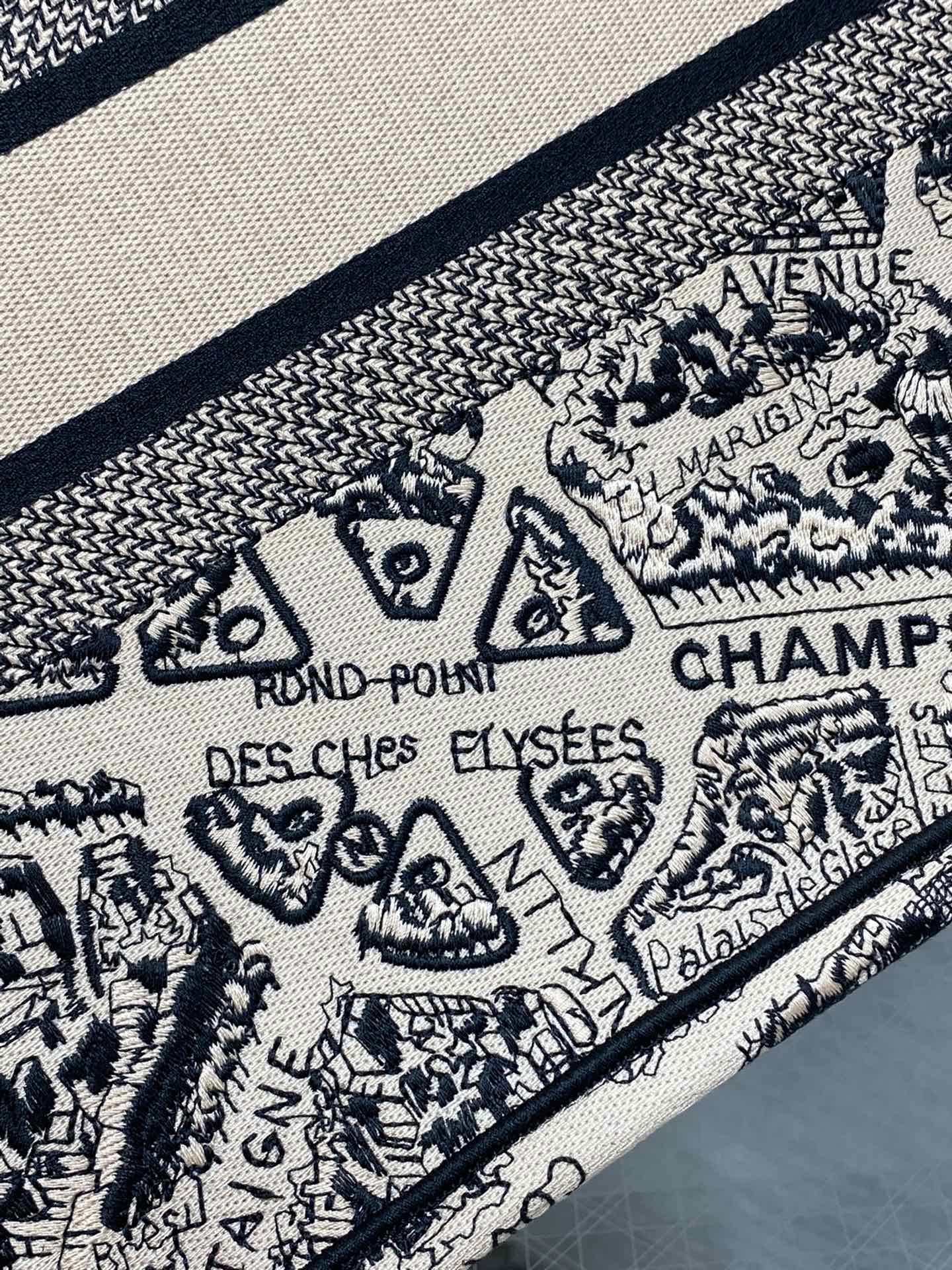 Medium spot‼ ️ Tote's latest Paris map series 💗,