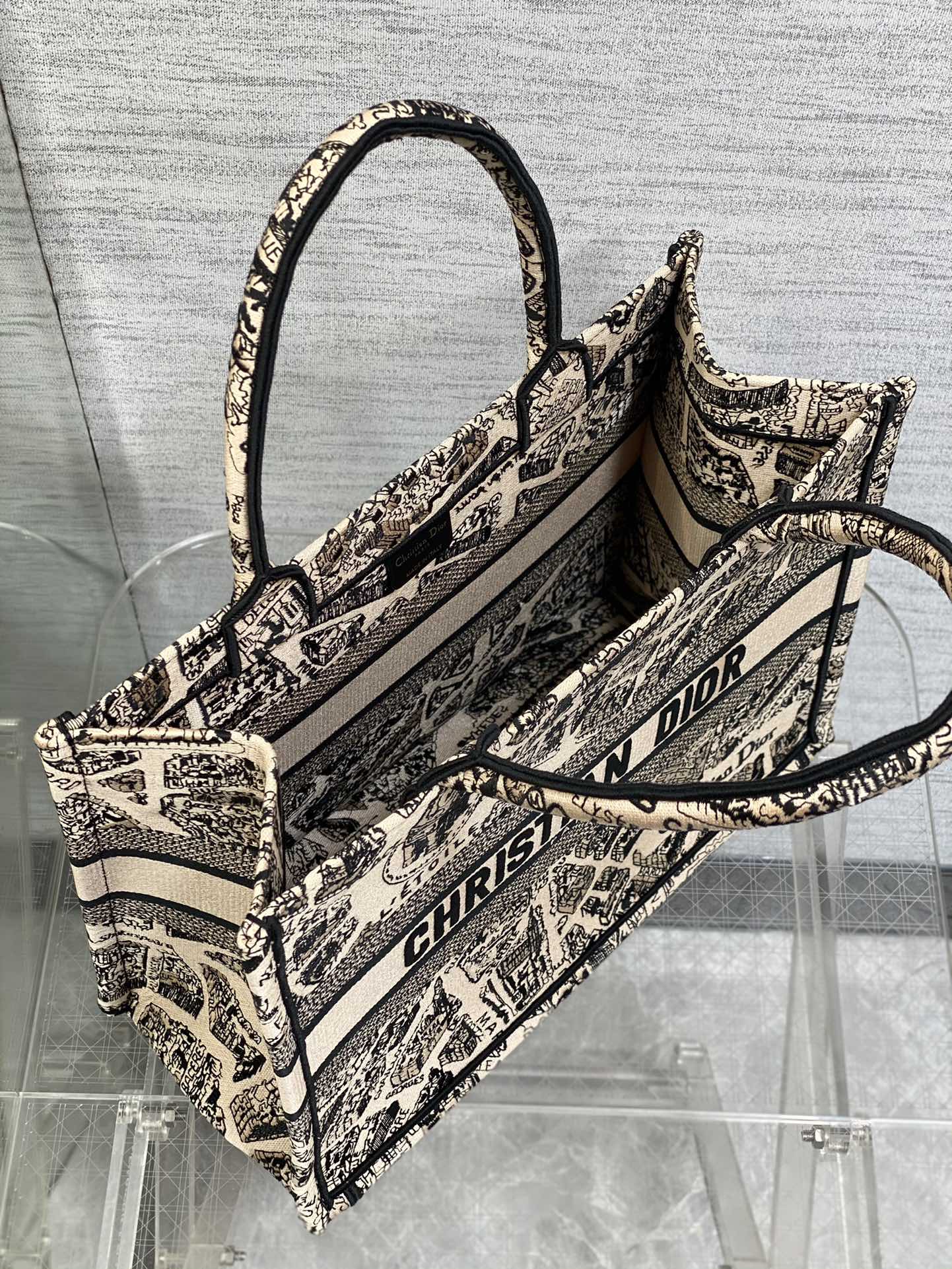 Medium spot‼ ️ Tote's latest Paris map series 💗,