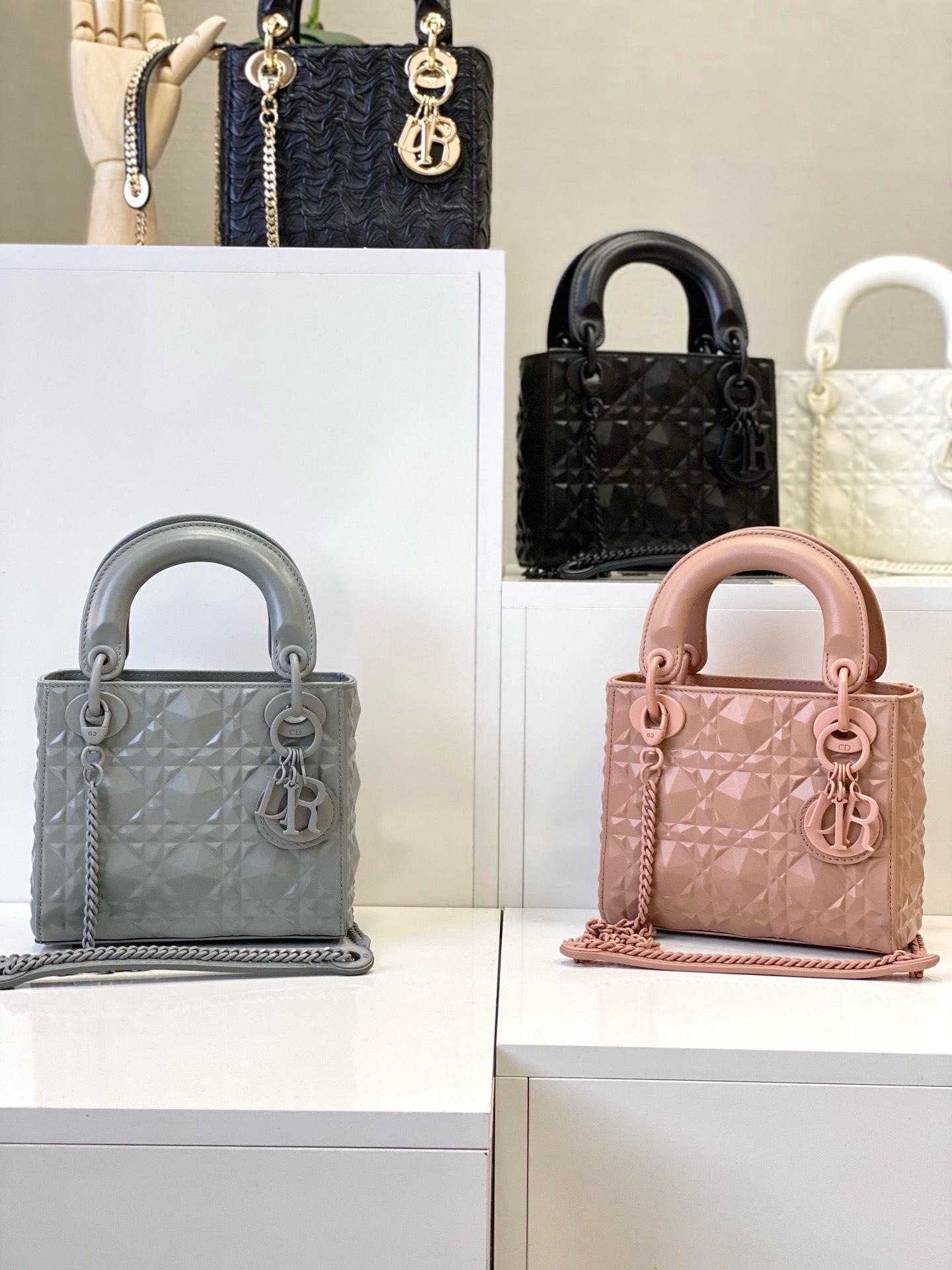 Lady dior extreme black diamond cannage pattern Diana ๐ adds a lot of aura compared to the classic lady