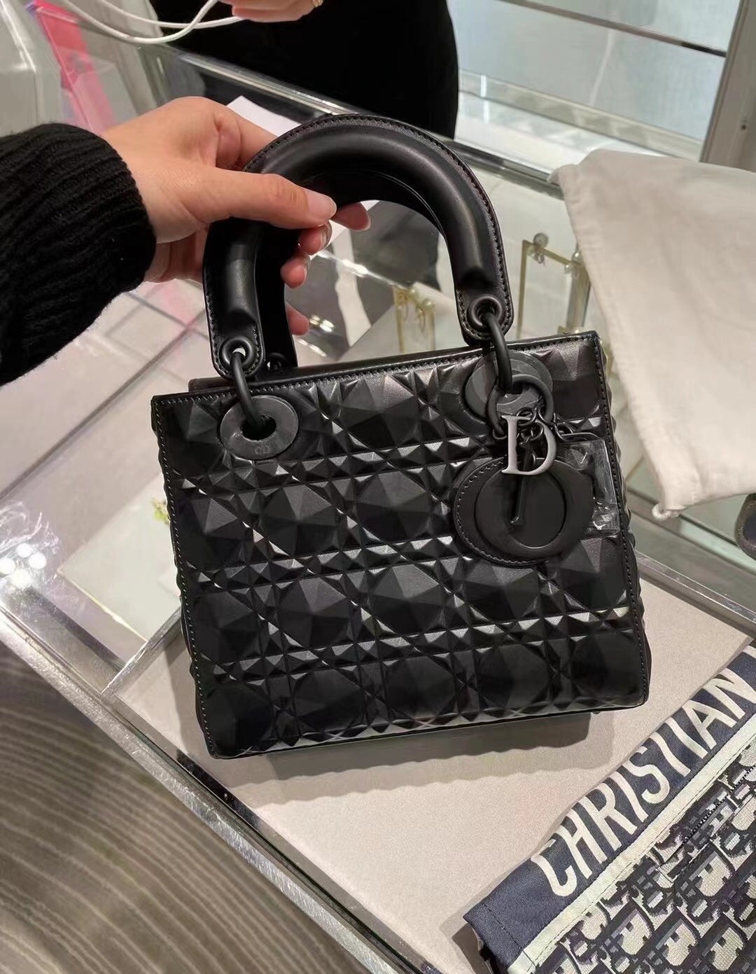 Lady dior extreme black diamond cannage pattern Diana ๐ adds a lot of aura compared to the classic lady