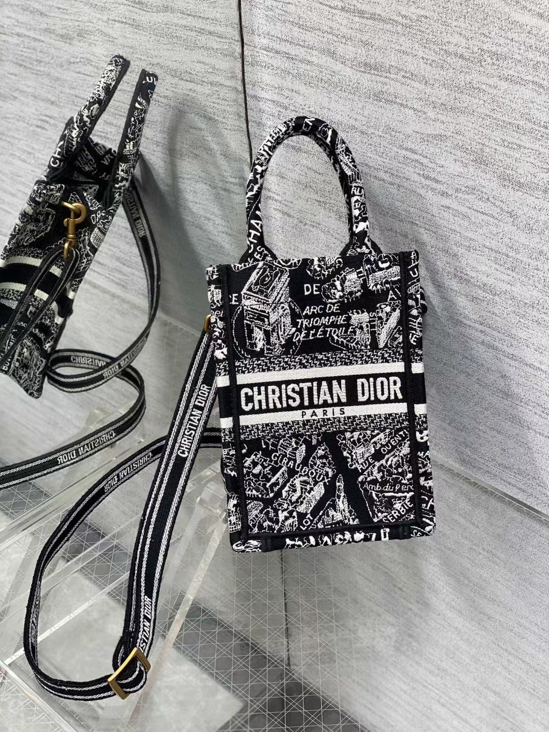 The latest Paris map phone bag spot‼
