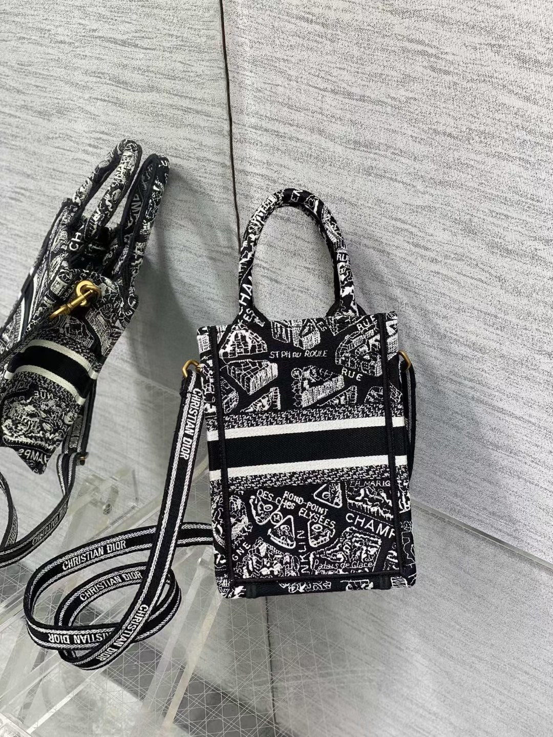 The latest Paris map phone bag spot‼