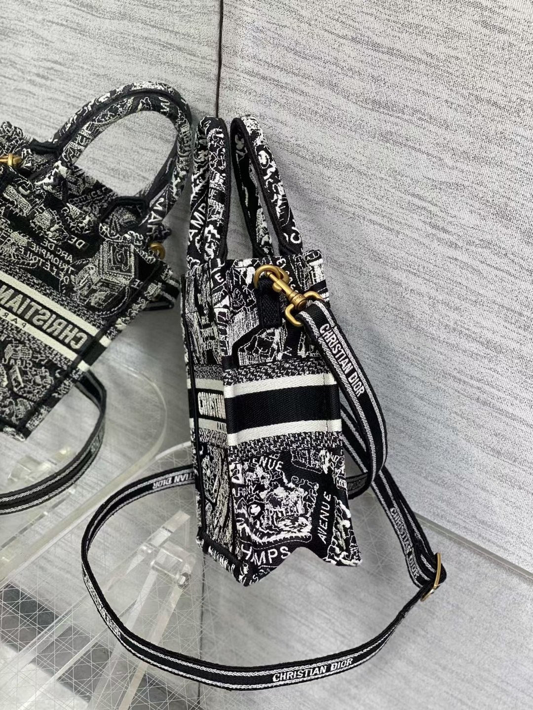 The latest Paris map phone bag spot‼