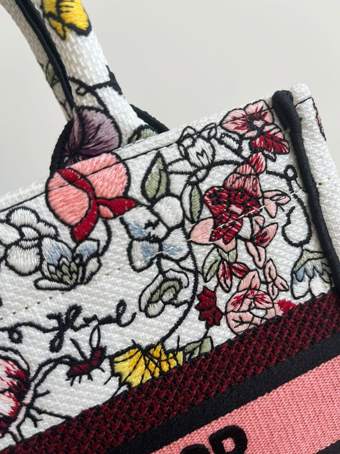 Tote's latest spring and summer style, advanced color matching 💁🏻, exquisite flower-shaped embroidery 🌺, full of poetry and exoticism, the combination of retro graphics and beautiful tones is simply exciting❤️