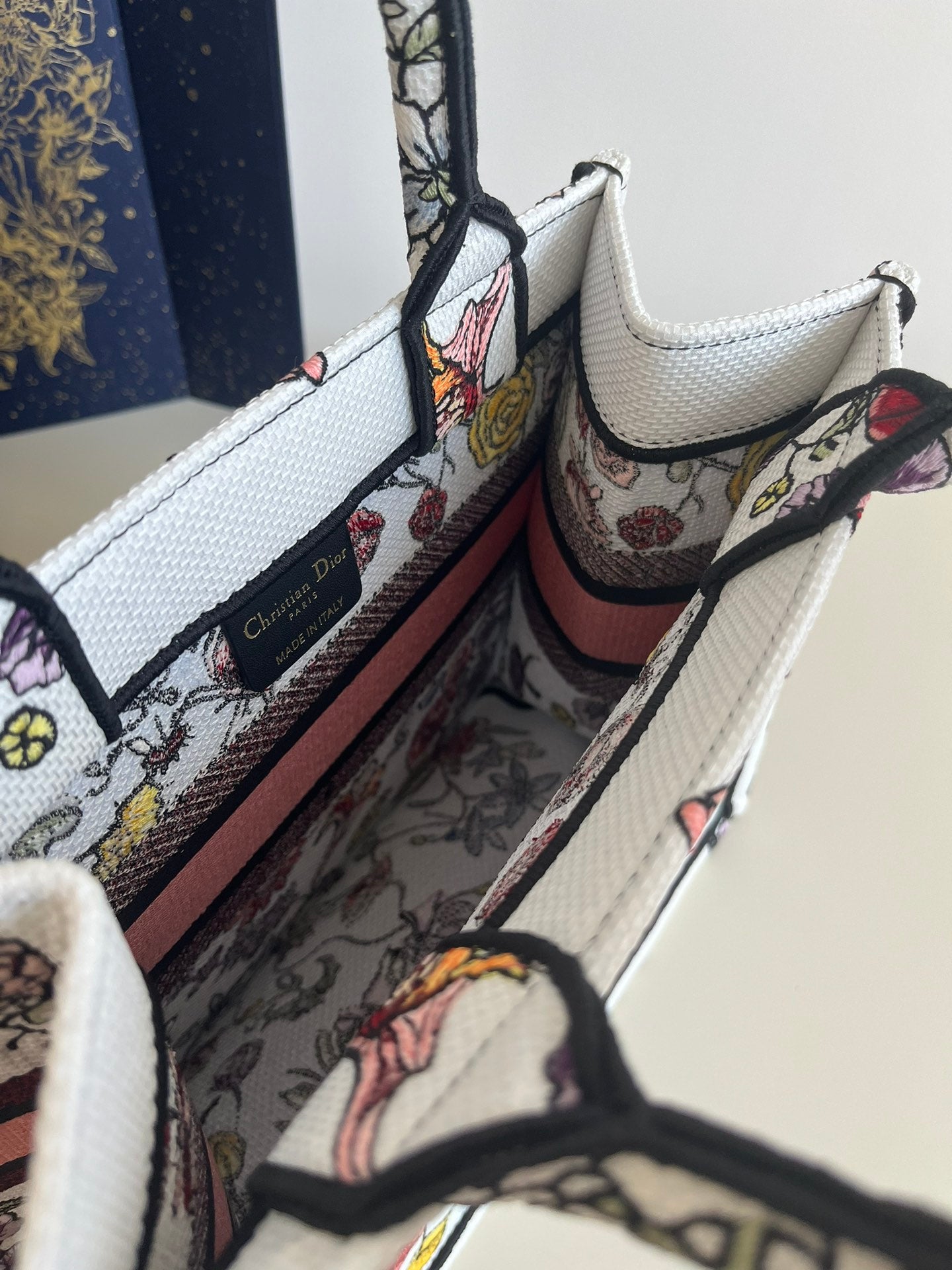 Tote's latest spring and summer style, advanced color matching 💁🏻, exquisite flower-shaped embroidery 🌺, full of poetry and exoticism, the combination of retro graphics and beautiful tones is simply exciting❤️