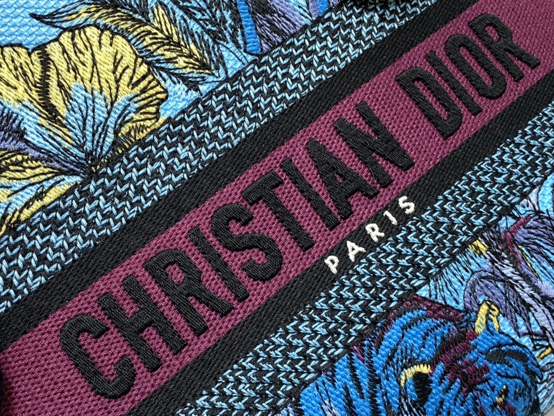Spot goods! ️ Lady's latest concept zoo embroidery series