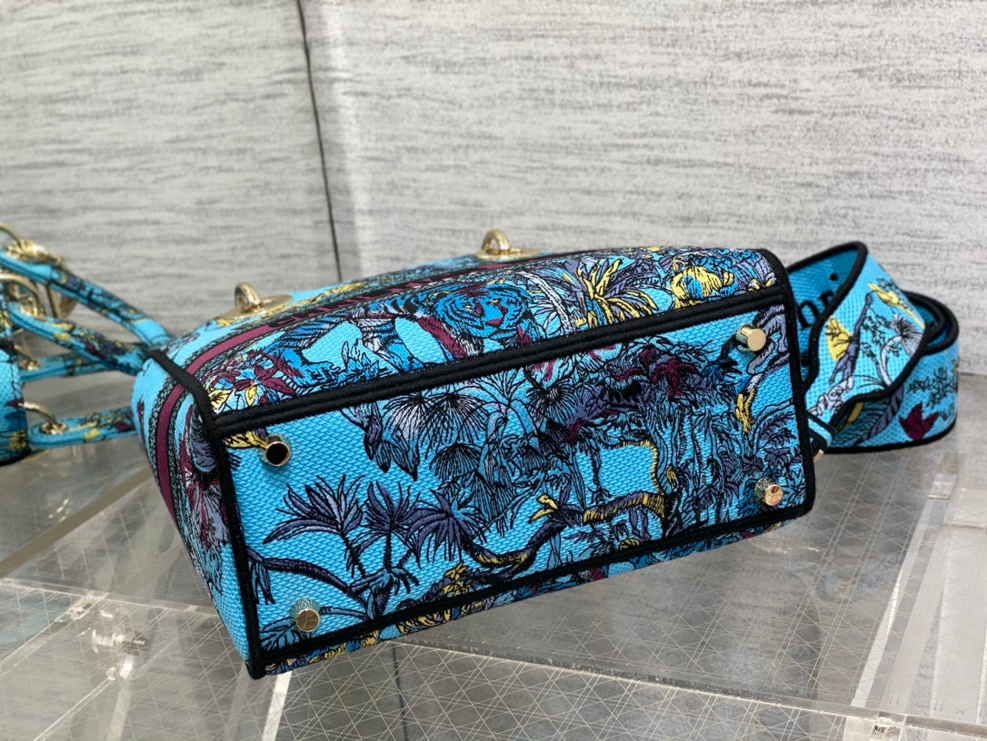 Spot goods! ️ Lady's latest concept zoo embroidery series