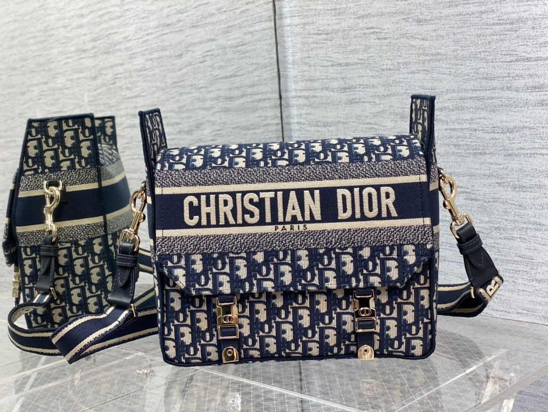๐๐๐ข๐ฅ ๐๐ฎ๐บ๐ฝ latest messenger bag