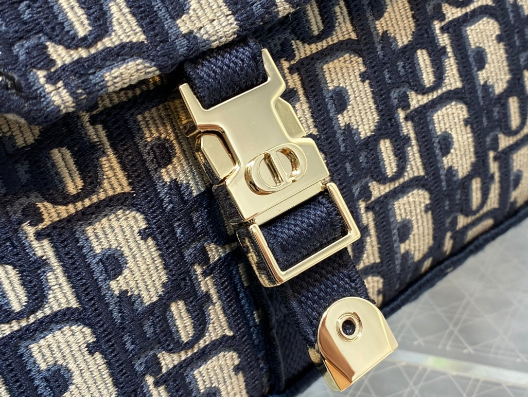 ๐๐๐ข๐ฅ ๐๐ฎ๐บ๐ฝ latest messenger bag