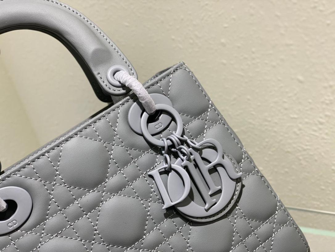 ❤️❤️Lady Dior My 4⃣️Grid Frosted Badge is a profound insight into elegance and beauty.