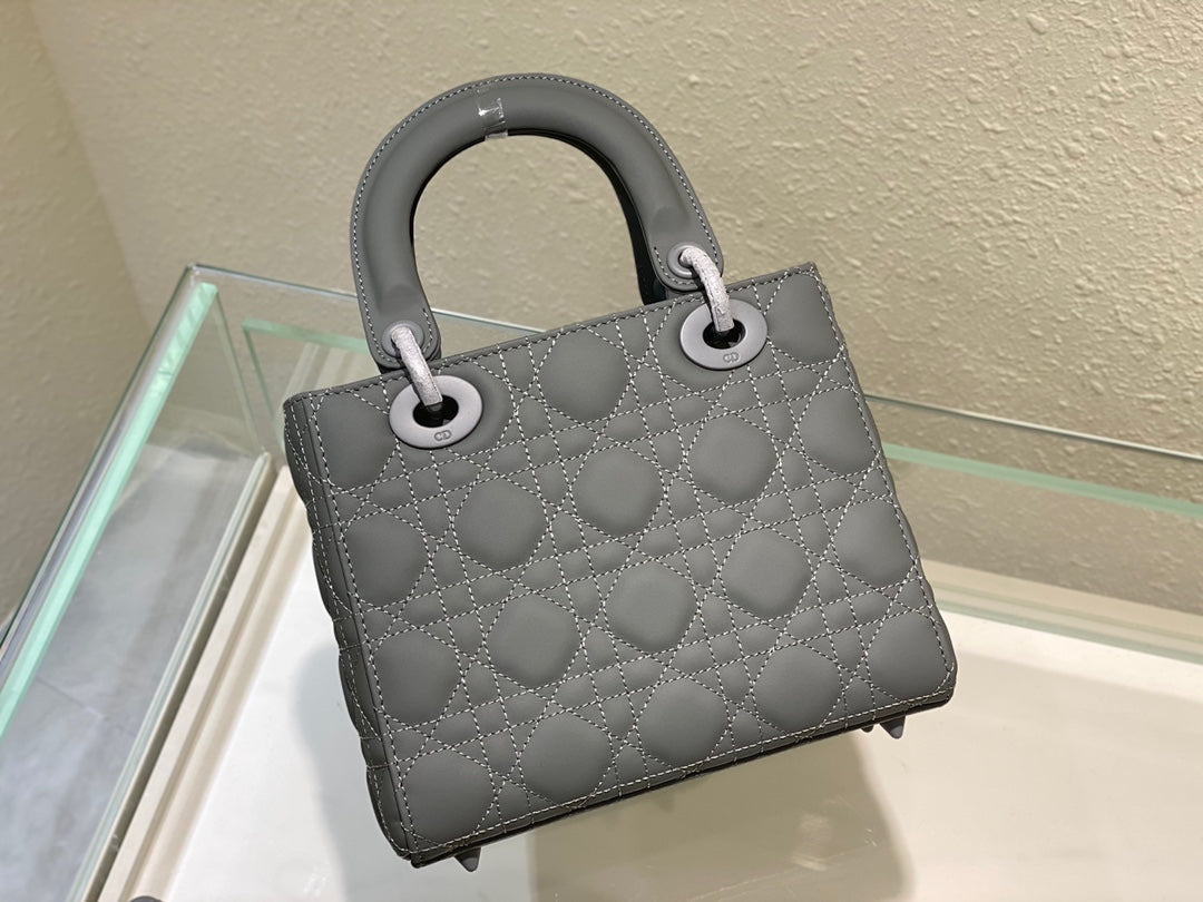 ❤️❤️Lady Dior My 4⃣️Grid Frosted Badge is a profound insight into elegance and beauty.