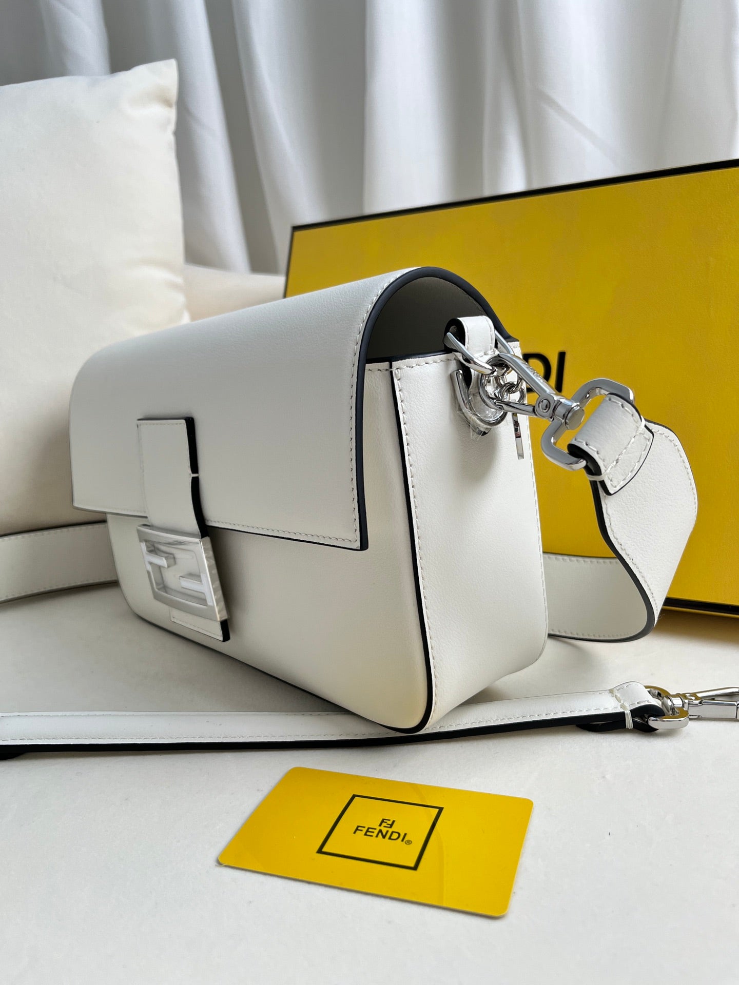 Fendi X Tiffany&Co jointly launched the classic medium-sized Baguette bag made of classic Tiffany BlueTM smooth cowhide