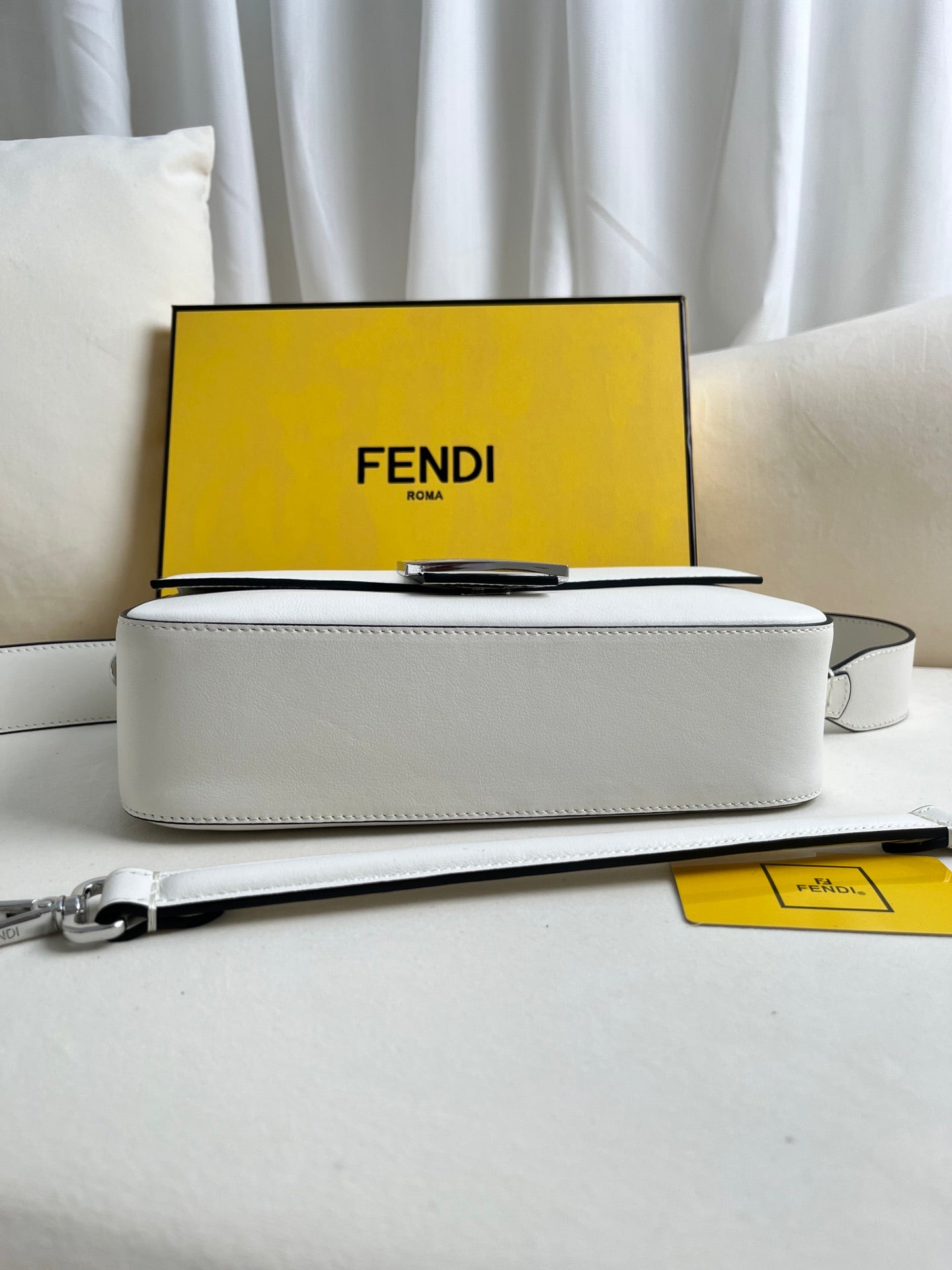 Fendi X Tiffany&Co jointly launched the classic medium-sized Baguette bag made of classic Tiffany BlueTM smooth cowhide