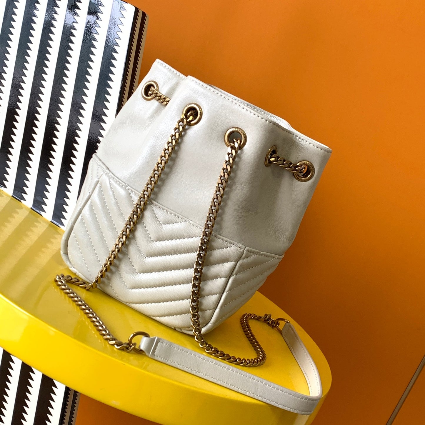 【Original leather】🔥𝐉𝐎𝐄▪️The latest V-shaped quilted mini bucket bag at the counter New Arrival Model: 701631 Original Leather