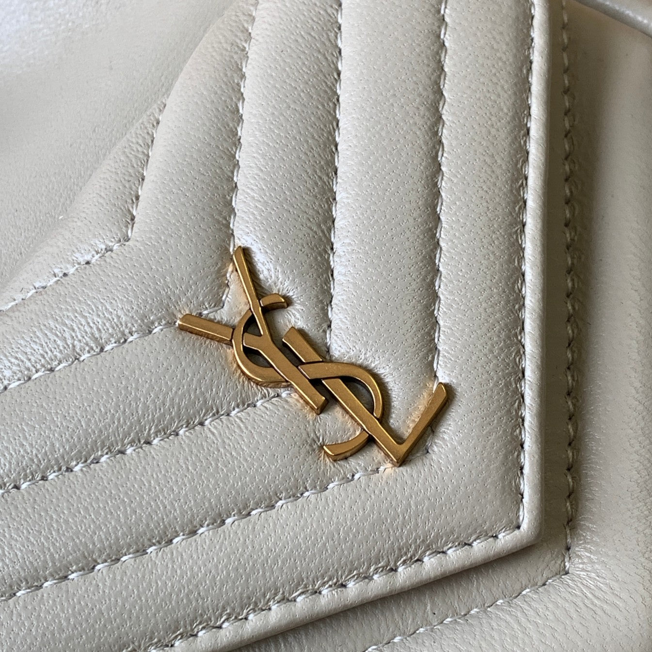 【Original leather】🔥𝐉𝐎𝐄▪️The latest V-shaped quilted mini bucket bag at the counter New Arrival Model: 701631 Original Leather