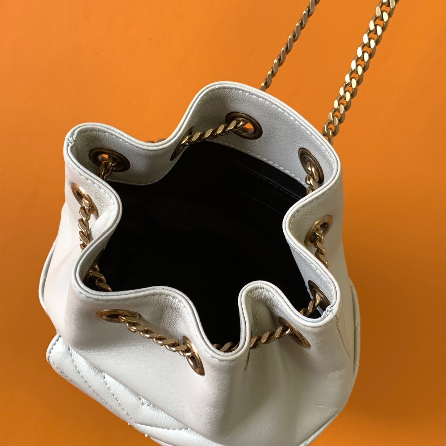 【Original leather】🔥𝐉𝐎𝐄▪️The latest V-shaped quilted mini bucket bag at the counter New Arrival Model: 701631 Original Leather