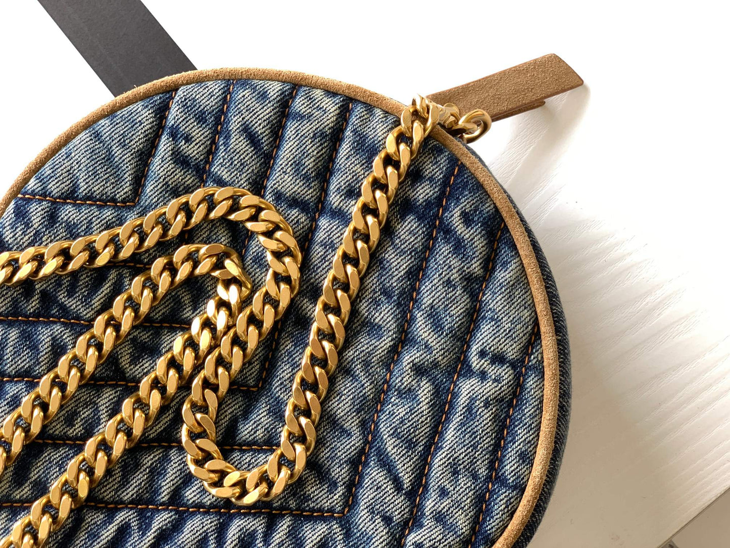 🔥VINYLE cute round bag denim with suede is here! Model Number: 610436 Denim