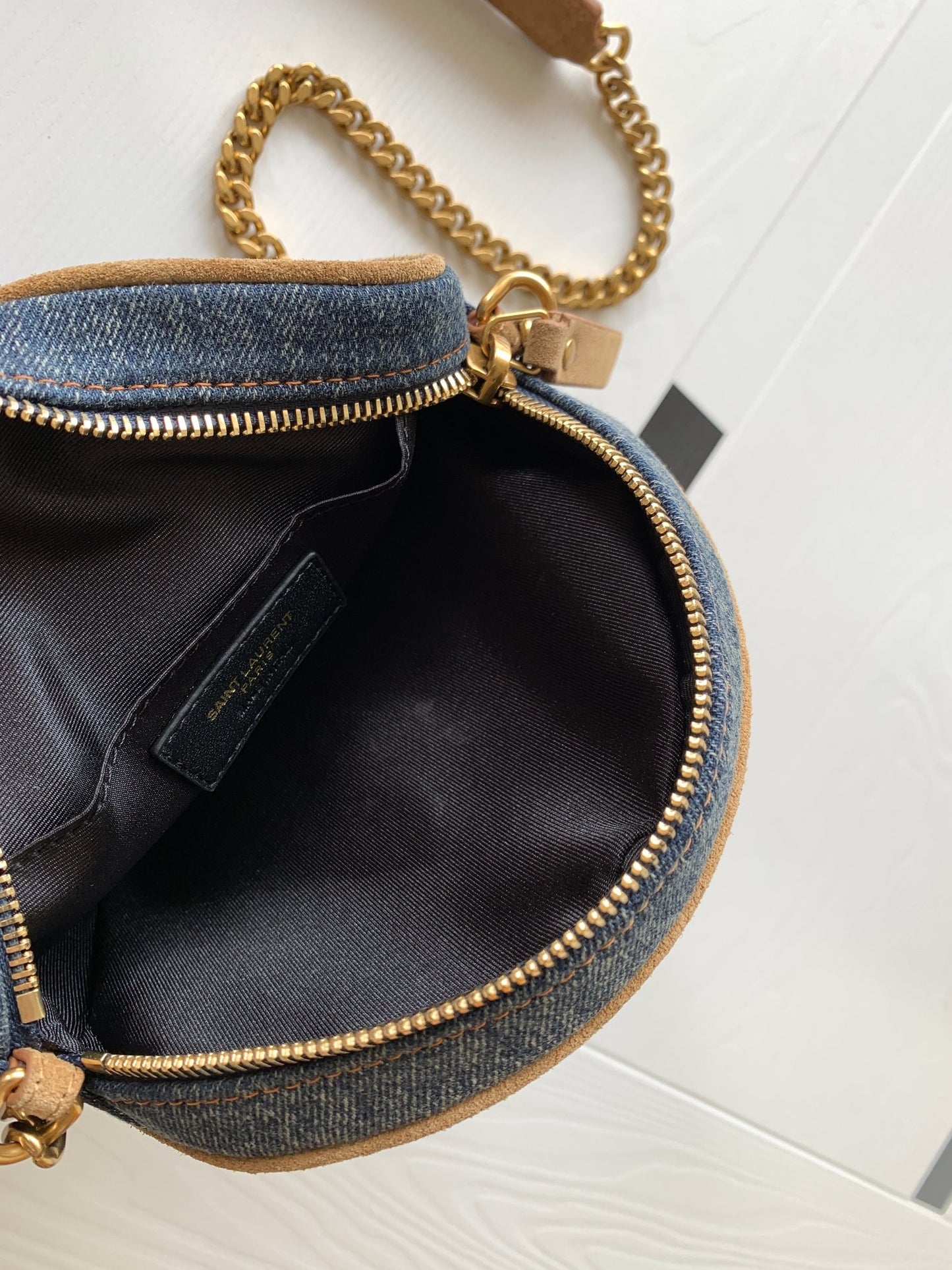 🔥VINYLE cute round bag denim with suede is here! Model Number: 610436 Denim