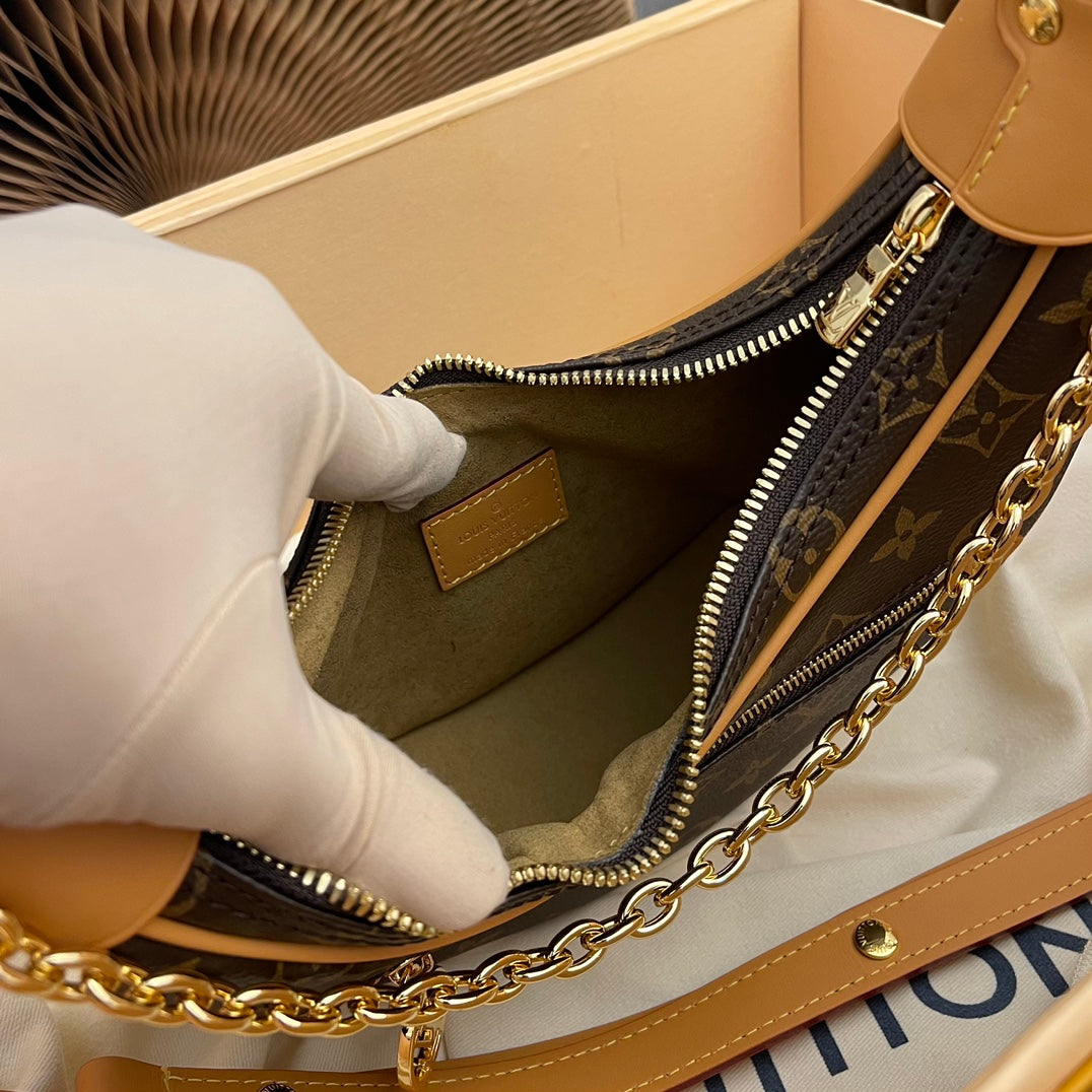 M81098 Moon BagšOdeo small handbag, using Monogram canvas and reinforced leather corners to convey a retro feel