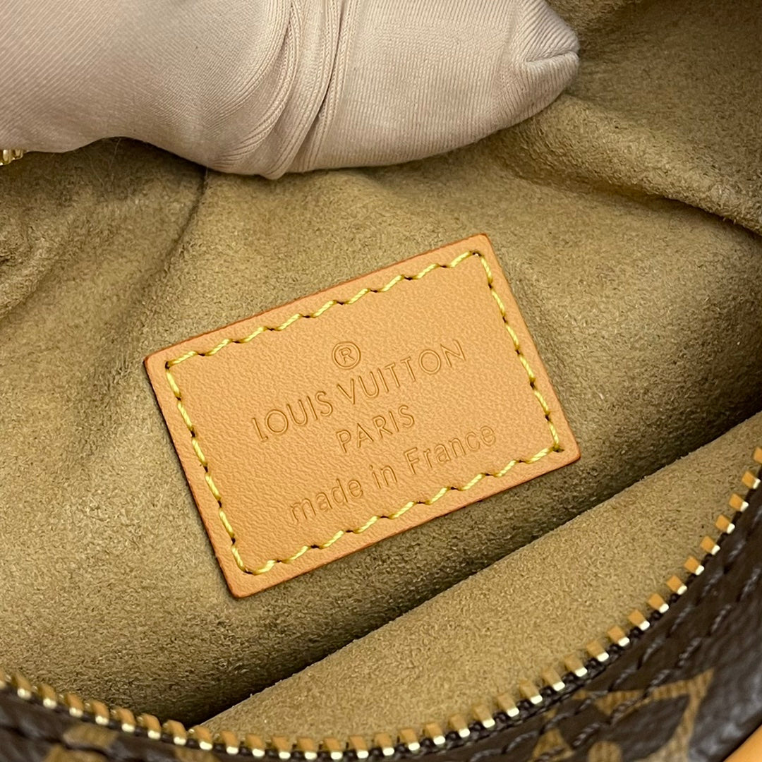 M81098 Moon BagšOdeo small handbag, using Monogram canvas and reinforced leather corners to convey a retro feel