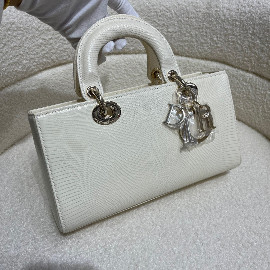 890usd