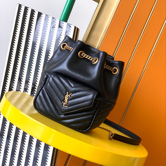 【Original leather】🔥𝐉𝐎𝐄▪️The latest V-shaped quilted mini bucket bag at the counter New Arrival Model: 701631 Original Leather