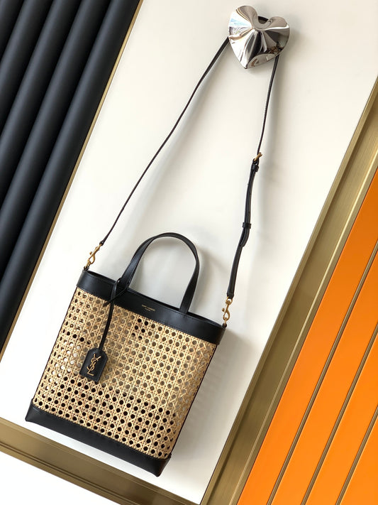 Original Leather Summer 𝙎𝘼𝙄𝙉𝙏 𝙇𝘼𝙐𝙍𝙀𝙉𝙏 𝙏𝙊𝙔 vertical woven and leather shopping bag Model: 655161