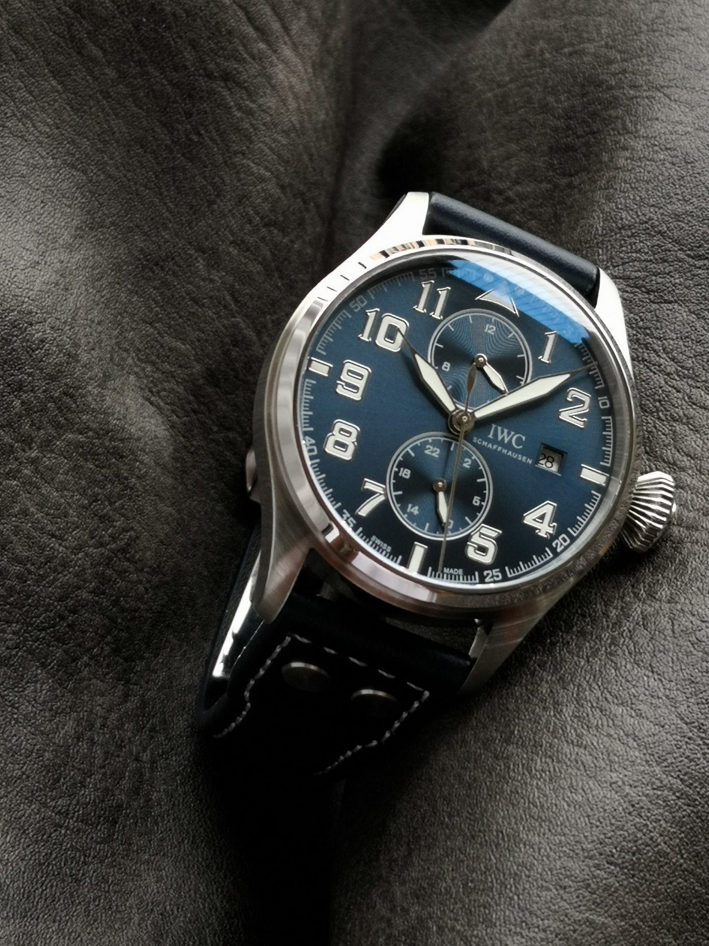 TW new products, the pinnacle of appearance The most dazzling star under IWC, IWC's long-term kinetic energy moon phase expert. The new pilot series IW51584 watch through the bottom.