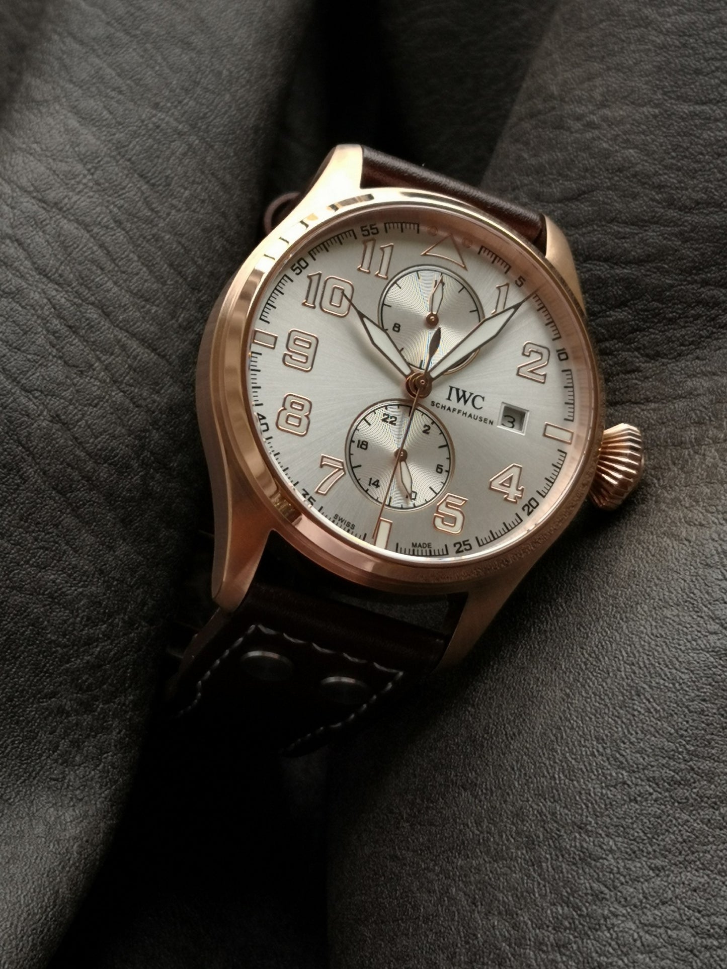 TW new products, the pinnacle of appearance The most dazzling star under IWC, IWC's long-term kinetic energy moon phase expert. The new pilot series IW51584 watch through the bottom.