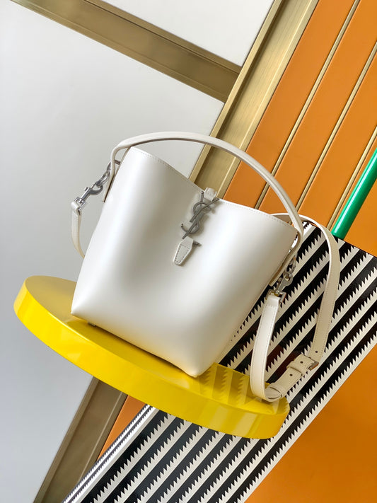 [Original leather] LE 37 small shiny leather handbag new Model: 749036～～