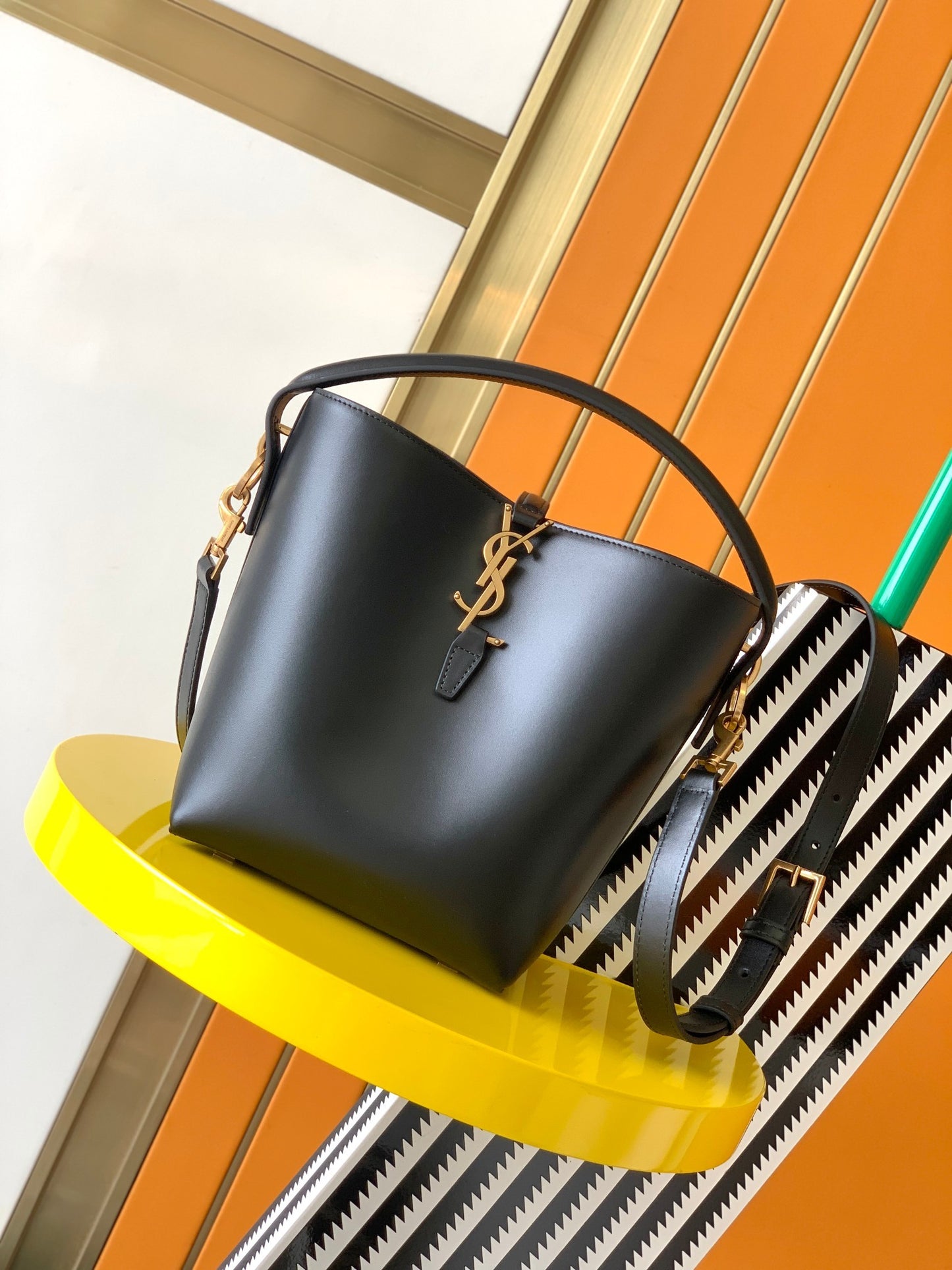 [Original leather] LE 37 small shiny leather handbag new Model: 749036～～