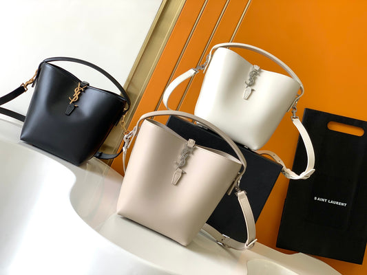 [Original leather] LE 37 small shiny leather handbag new