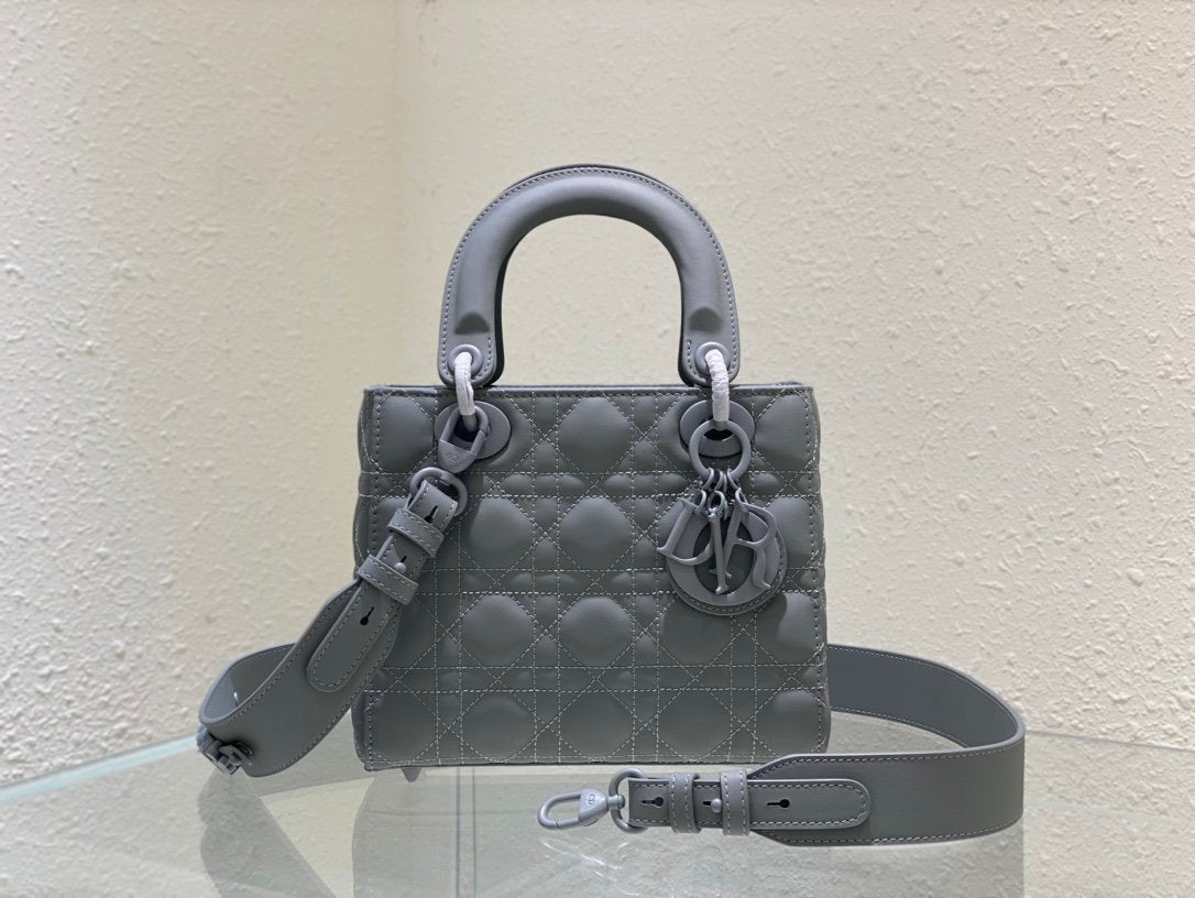 ❤️❤️Lady Dior My 4⃣️Grid Frosted Badge is a profound insight into elegance and beauty.