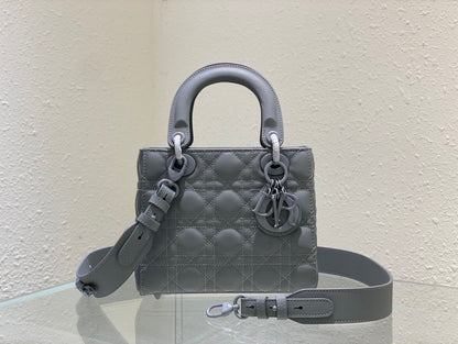 ❤️❤️Lady Dior My 4⃣️Grid Frosted Badge is a profound insight into elegance and beauty.