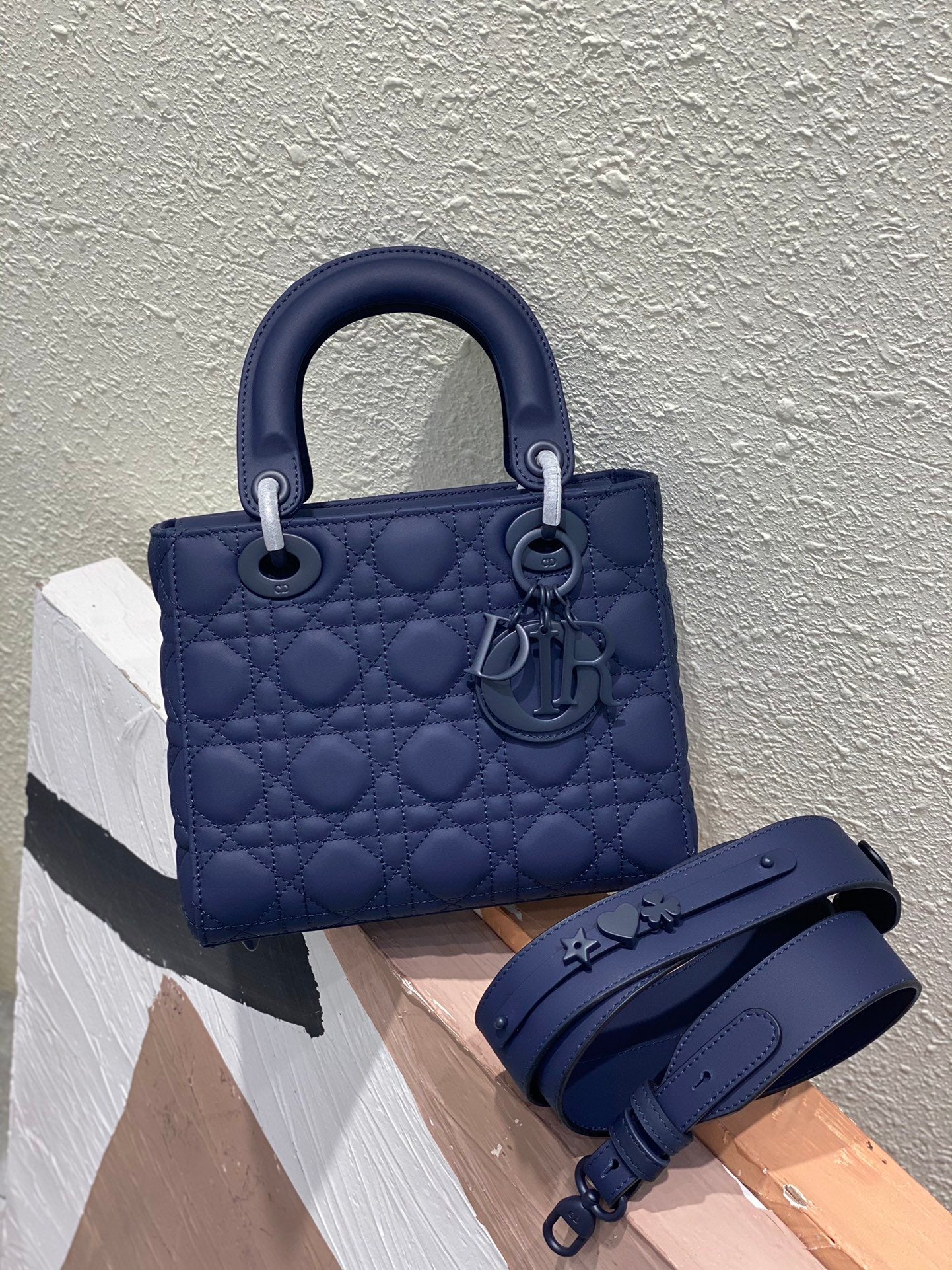 ❤️❤️Lady Dior My 4⃣️Grid Frosted Badge is a profound insight into elegance and beauty.