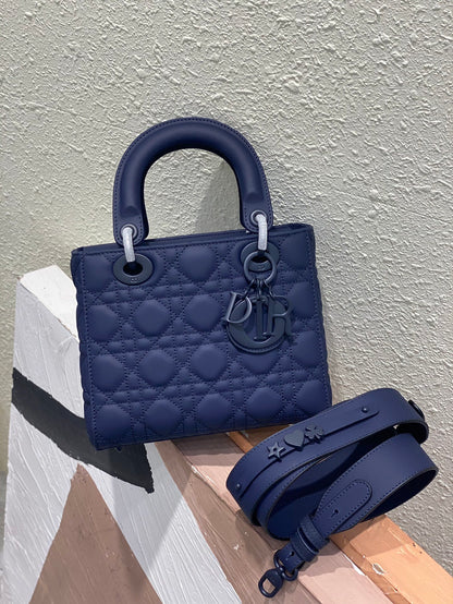 ❤️❤️Lady Dior My 4⃣️Grid Frosted Badge is a profound insight into elegance and beauty.