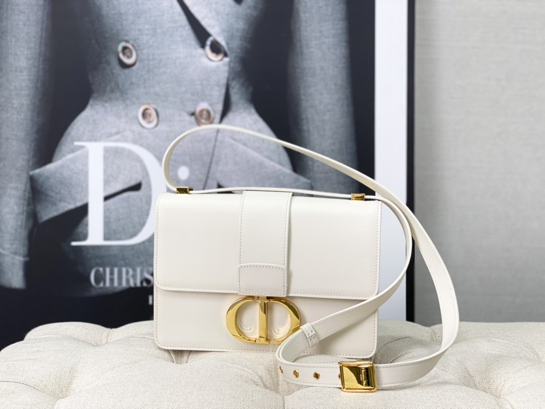 30 Montaigne bag in calfskin plain detail Colour: white  24 ✖️17 ✖️8 cm Flip top closure Adjustable leather shoulder strap