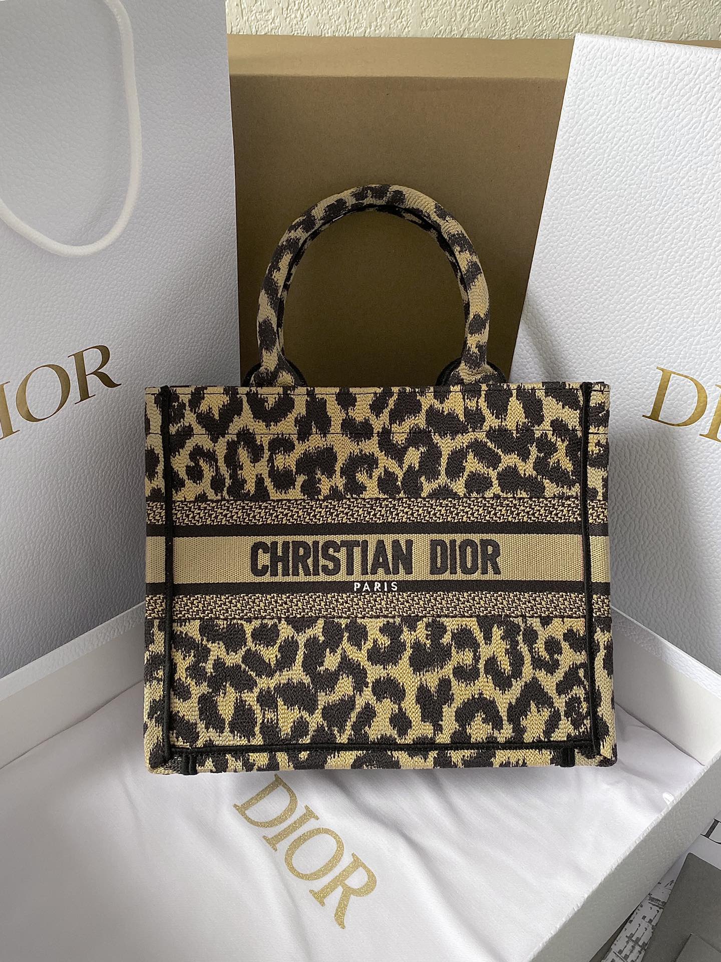𝗗𝗜𝗢𝗥 𝗕𝗼𝗼𝗸 𝘁𝗼𝘁𝗲 shopping bags