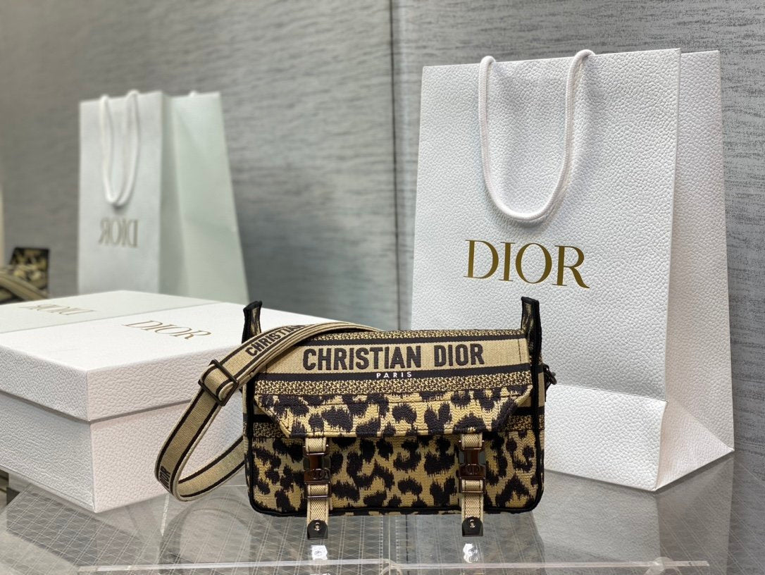 𝗗𝗜𝗢𝗥 𝗖𝗮𝗺𝗽 latest messenger bag