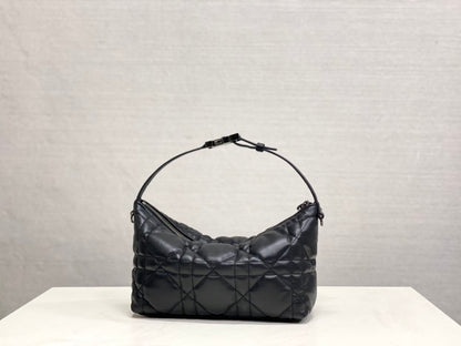 The face value is too grassy🌱 Totally fascinated again 〰️ Dior's bag is simply not too fairy •ᴥ• 3103