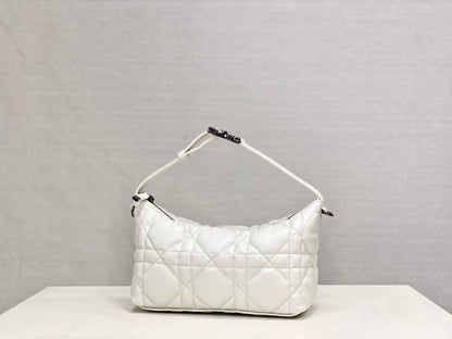 The face value is too grassy🌱 Totally fascinated again 〰️ Dior's bag is simply not too fairy •ᴥ• 3103